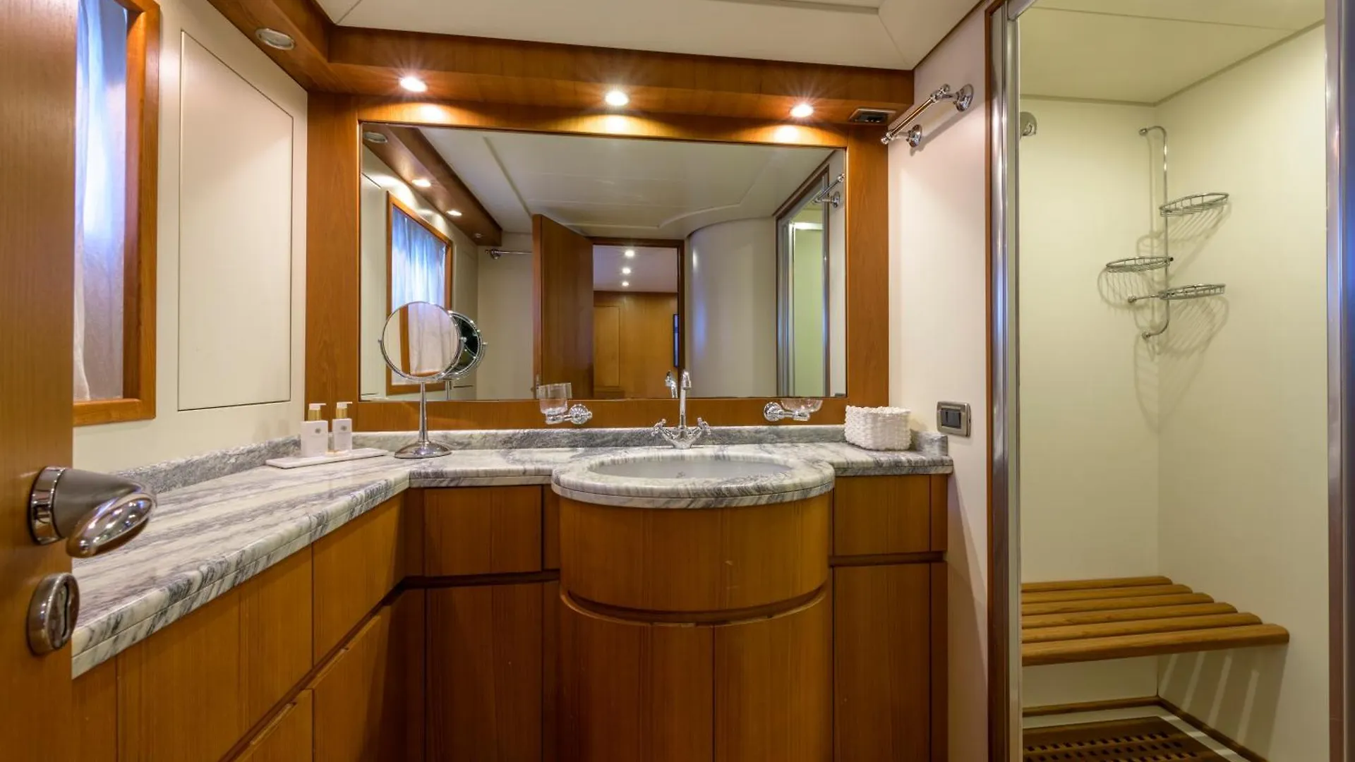 Yacht Newfield Hotel Genoa