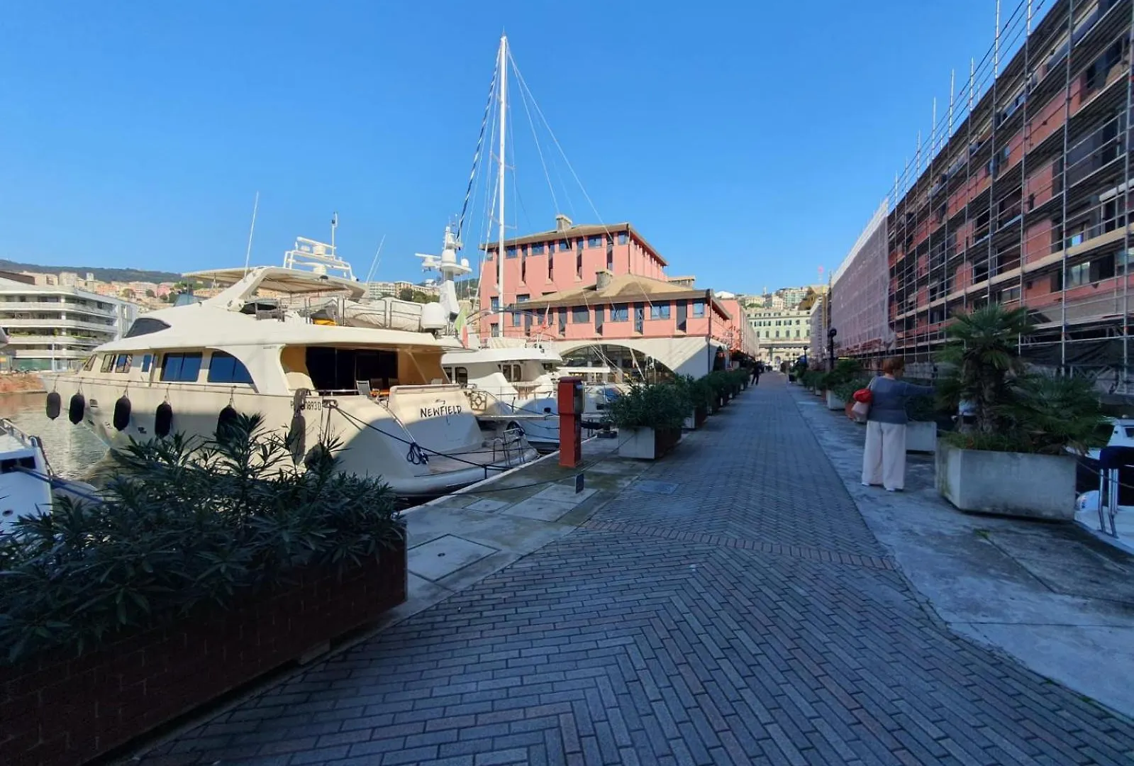 Yacht Newfield Hotel Genoa Botel